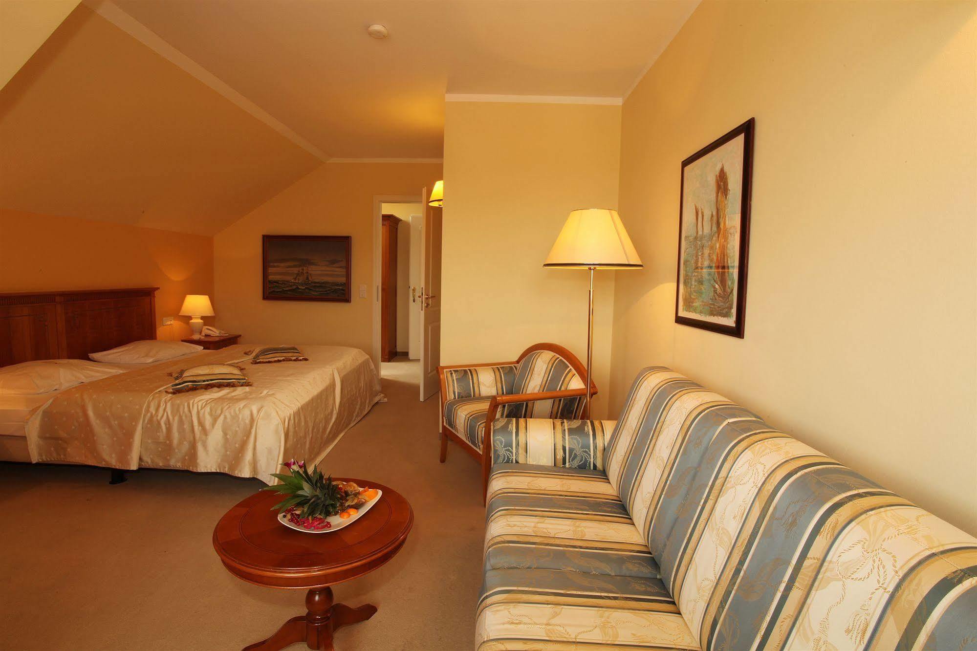 Strandhotel Deichgraf 格拉尔-米里茨 外观 照片